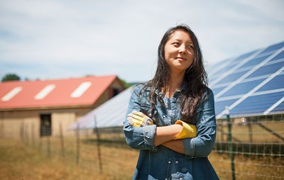 card-teaser-solar-cell-young-woman-farm-min
